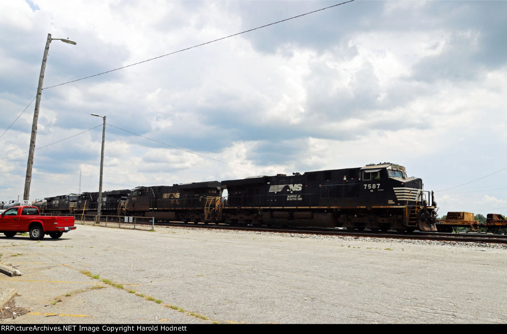 NS 7587 leads a huge train 118 southbound